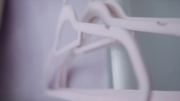 Beyaz Metal Bir Çubuğa Asılı Bir Elbise Askısı — Stok video