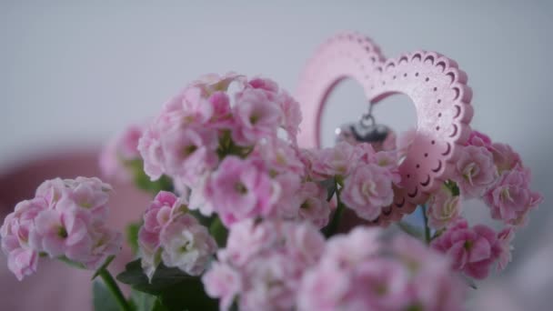 Güzel Bir Buket Pembe Çiçek Pembe Kalp Şeklinde Süslemeli — Stok video