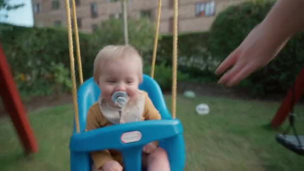 Seorang Bayi Gembira Bergoyang Bolak Balik Ayunan Memancarkan Pesona Murni — Stok Video