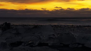 Okyanusun kenarında duran buz parçaları..