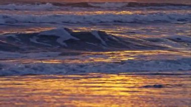 Görkemli okyanus dalgaları doğal gücün nefes kesici bir gösterisiyle sahile çarpıyor..