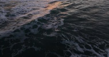 Alacakaranlıkta okyanusun havadan görünüşü bir dron tarafından ele geçirildi..