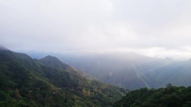 Havadan bakıldığında, dağlık arazi görkemli bir şekilde yayılır, tepelerden, vadilerden ve engebeli arazilerden oluşan bir duvar halısını ortaya çıkarır..