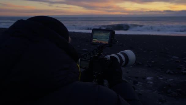 Homem Filmar Imagens Grandeza Oceano — Vídeo de Stock