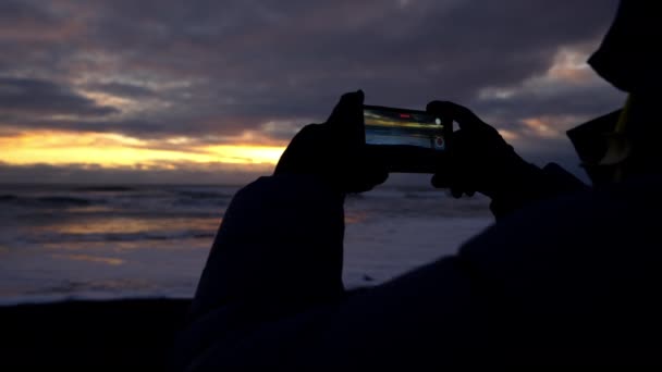 Homem Capturar Vídeos Hipnotizantes Beleza Dinâmica Oceano — Vídeo de Stock