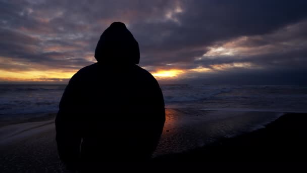 Homem Saboreando Uma Noite Pacífica Junto Mar — Vídeo de Stock