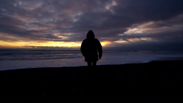 Homem Relaxando Beira Mar Enquanto Crepúsculo Desce — Vídeo de Stock