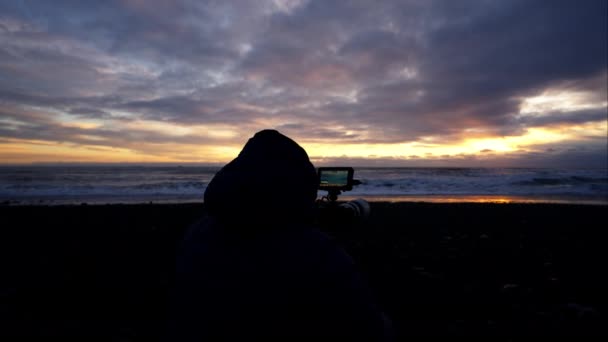Чоловік Використовує Фотоапарат Захоплення Мальовничих Видів Океан — стокове відео