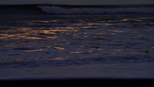 Dinamikus Erővel Ütköző Tengervíz Óceán Partján — Stock videók