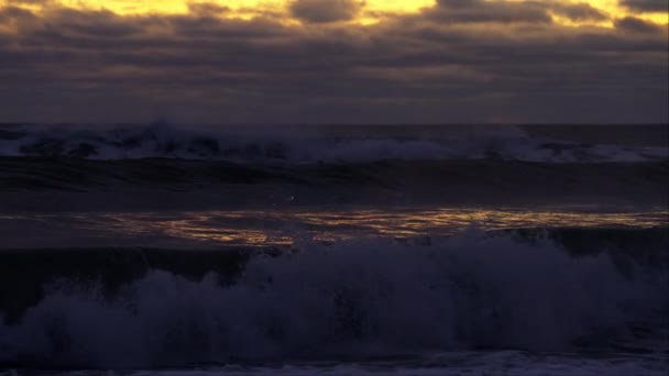 雄伟的大海冲撞在海滩上 — 图库视频影像