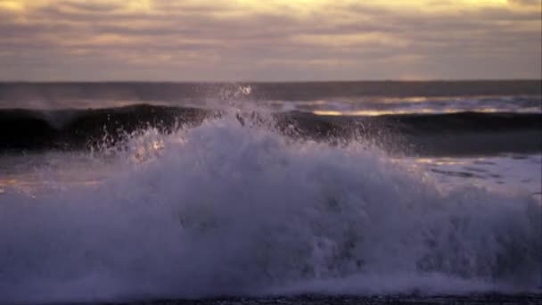 海浪在迷人的联合中与海滨相遇 — 图库视频影像