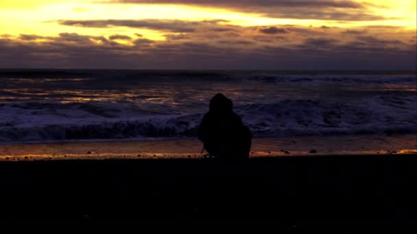 Bir Kameraman Deniz Suyunun Güzelliğini Özenle Belgeliyor — Stok video