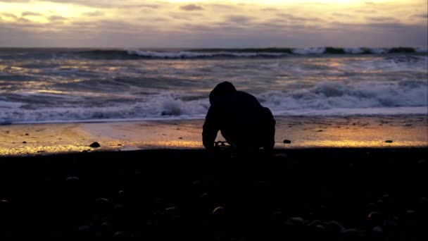 Seorang Fotografer Terampil Menangkap Gelombang Laut — Stok Video