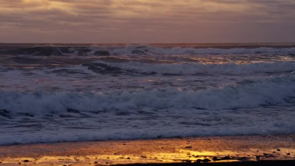 Gelombang Bergelombang Bertabrakan Dengan Energi Pantai Menciptakan Tontonan Menawan — Stok Video