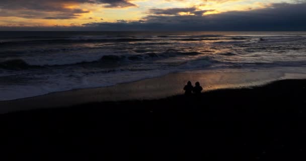 在寂静的暮色中 迷人的海浪风景 — 图库视频影像
