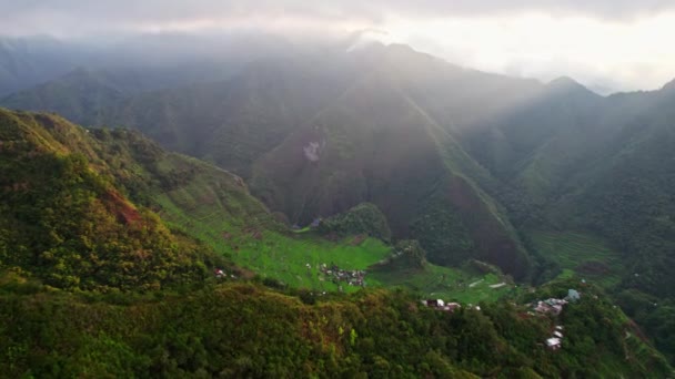 Сверху Гористый Ландшафт Превращается Шедевр Человеческого Природного Сотрудничества Рисовыми Террасами — стоковое видео