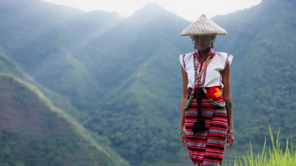Μια Κυρία Στολισμένη Παραδοσιακά Ρούχα Παρουσιάζει Μια Ζωντανή Ενσάρκωση Της — Αρχείο Βίντεο