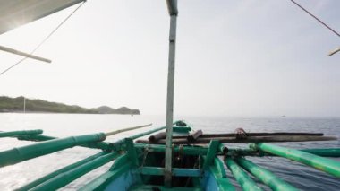 Filipinler 'in zengin mirası ve denizcilik kültürünü taşıyan geleneksel bir Filipinli gemisi denizin engin genişliğinde zarifçe yelken açıyor..