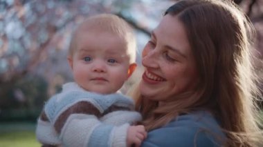 Şefkatli bir anne çocuğunu şefkatle kucağında taşıyor..