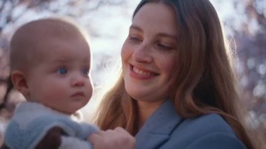 Bir anne ve çocuğu arasındaki bağı yakalayan yakın çekim görüntüsü..