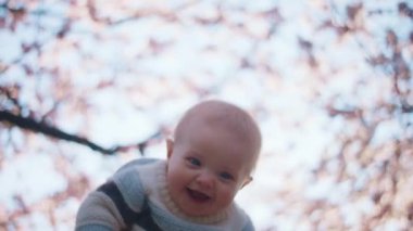 Sevgi dolu bir anne bebeğini yükseltiyor..