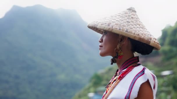 Detaljer Kvinnans Traditionella Klädsel Fånga Kärnan Kulturarvet Varje Tråd Och — Stockvideo