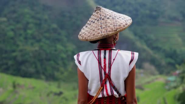 Культурний Одяг Жінки Вигадливих Деталях Демонструє Мистецтво Значення Традиційного Одягу — стокове відео
