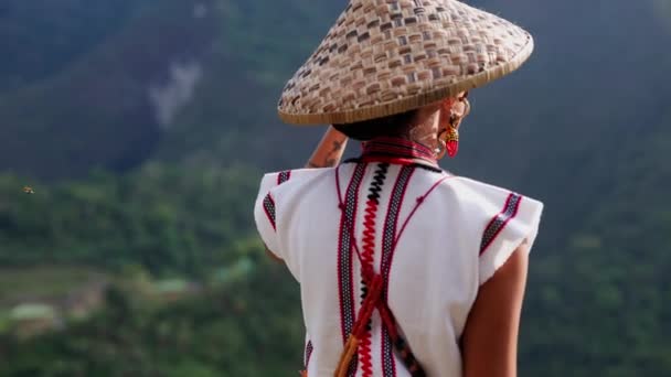 Kvinnan Prydd Traditionell Kostym Fängslande Uppvisning Kulturarvet — Stockvideo