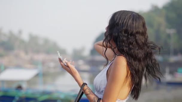 Pandangan Dekat Terhadap Wanita Yang Memperbaiki Rambutnya Pada Siang Hari — Stok Video