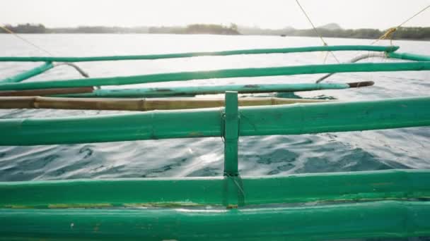 伝統的なボートの不可欠な部分である竹のアウトリガーは そのユニークで本物のデザインに貢献します — ストック動画