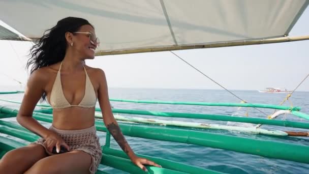 Neşeli Bir Kadın Tekne Yolculuğunun Mutlu Anlarını Kucaklıyor Parlak Bir — Stok video