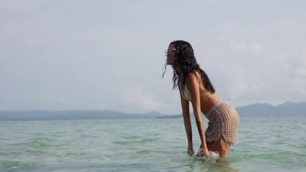 Kvinna Som Lekfullt Stänker Havsvatten Omfamnar Havets Bekymmerslösa Glädje Och — Stockvideo