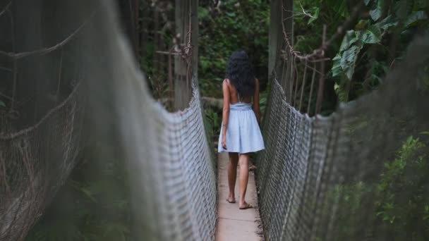 冒険心のあるチェーンリンクブリッジを自信を持って横断する女性 — ストック動画