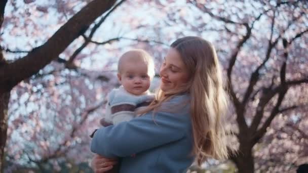 Kärleksfull Mor Som Uttrycker Sin Tillgivenhet Genom Att Kyssa Sitt — Stockvideo