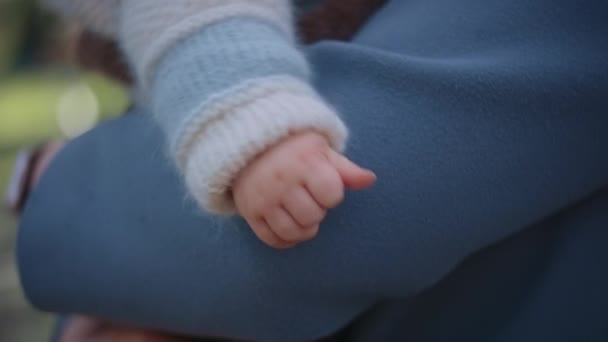 Närbild Ett Spädbarns Hand — Stockvideo