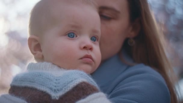Ett Sött Spädbarn Med Fängslande Havsliknande Ögon — Stockvideo