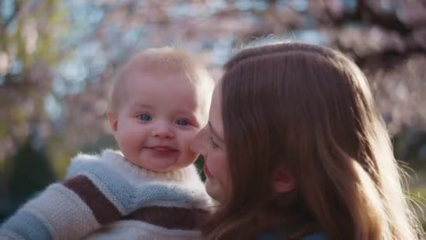 Содержание Заботливая Мать Обеспечивающая Заботу Своем Ребенке — стоковое видео