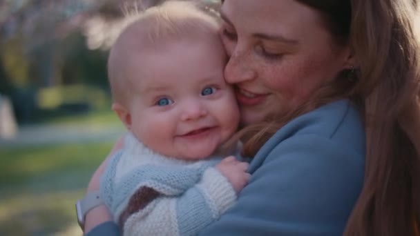 Opiekuńcza Matka Okazująca Uczucie Całując Swoje Dziecko — Wideo stockowe