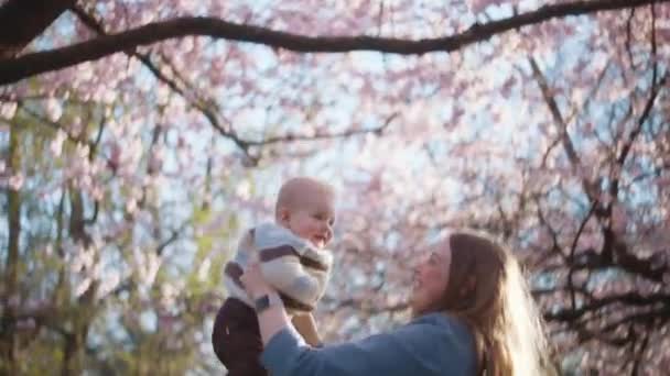 Una Madre Feliz Formando Fuerte Vínculo Emocional Con Hijo — Vídeos de Stock