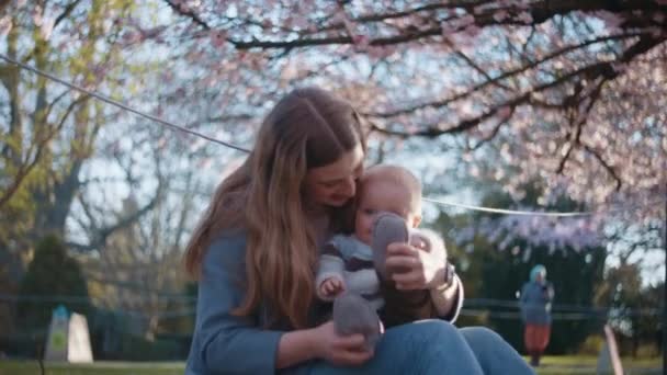 Vårdande Mamma Som Leker Med Sitt Barn — Stockvideo