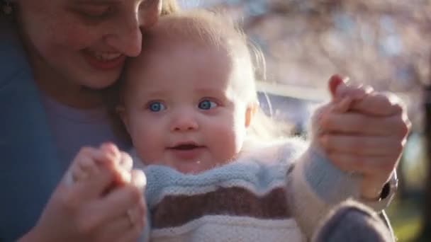 Urocze Dziecko Miłością Trzymane Przez Matkę — Wideo stockowe