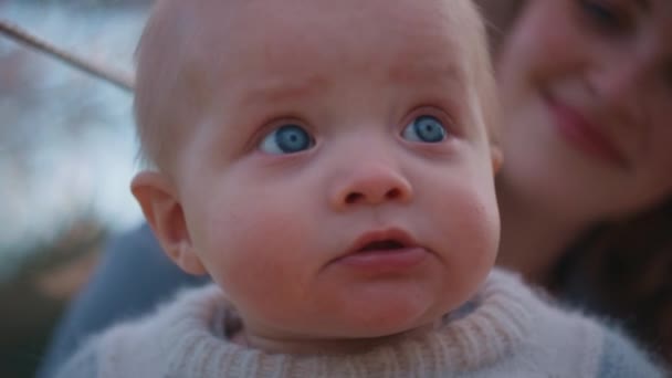 Hipnotyzujące Dziecko Głębokimi Niebieskimi Oczami Które Zachwyca Swoim Pięknem — Wideo stockowe