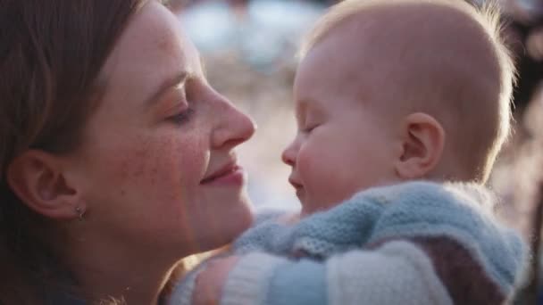 Uma Mãe Alegre Expressando Amor Beijando Seu Filho Adorável — Vídeo de Stock