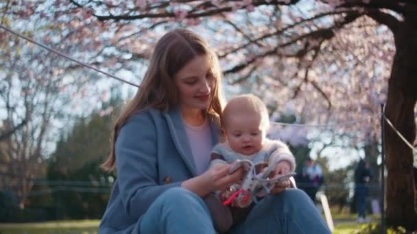 一緒に質の高い家族の時間を過ごす母親と子供の心温まる瞬間 — ストック動画