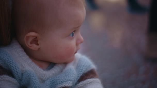 Una Vista Detallada Niño Usando Suéter Punto — Vídeos de Stock