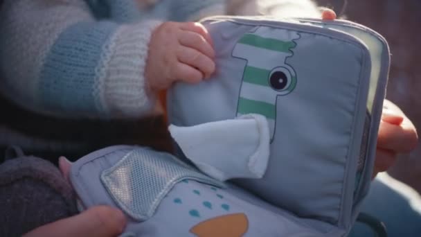 Förtjusande Bebis Som Uppslukad Att Titta Ett Mjukt Häfte — Stockvideo