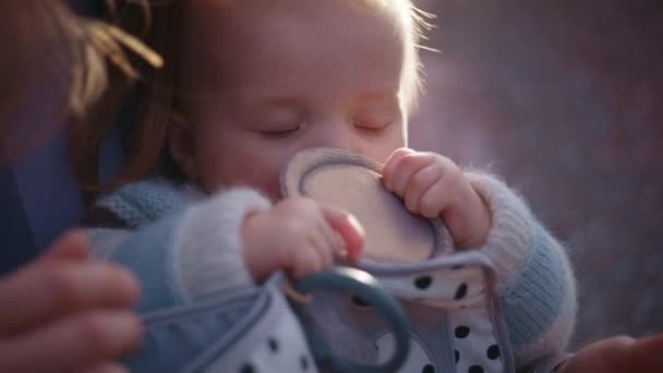 Słodkie Dziecko Chwytające Pluszową Zabawkę Czule — Wideo stockowe