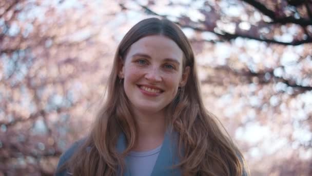 Uma Visão Detalhada Uma Mulher Casaco Azul Com Sorriso Radiante — Vídeo de Stock