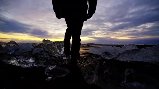 日没の海辺を散策する平和な夜 — ストック動画