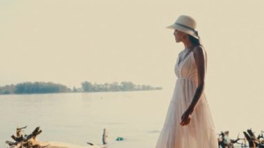 Bir kadın kendini sahile daldırıyor güneş, deniz ve kumların resimsel bir karışımı, adanın huzur ve sükunetini yakalıyor.